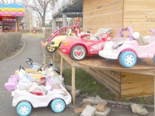 S-a închis Orăşelul Copiilor, comercianţii îşi adună catrafusele